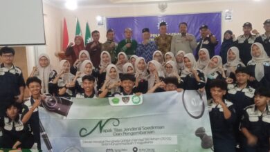 Puluhan siswa SMA Muhammadiyah 3 Yogyakarta dalam acara napak tilas Jenderal Soedirman di Cilacap, berpose bersama panitia sambil membentangkan spanduk kegiatan.