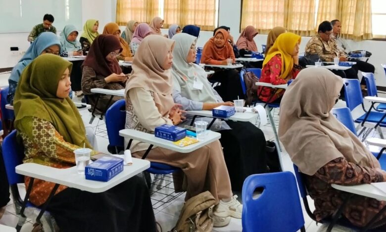 Pemanfaatan AI untuk guru sains dalam program pelatihan UMS TESLA 2026.