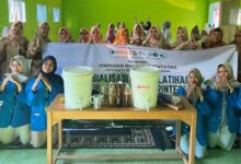 Ibu-ibu PKK Desa Ploso dan tim PPK Ormawa HIMASTA UNIMUS berfoto bersama wadah fermentasi dalam pelatihan cara membuat eco enzyme di Demak.
