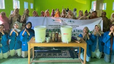 Ibu-ibu PKK Desa Ploso dan tim PPK Ormawa HIMASTA UNIMUS berfoto bersama wadah fermentasi dalam pelatihan cara membuat eco enzyme di Demak.