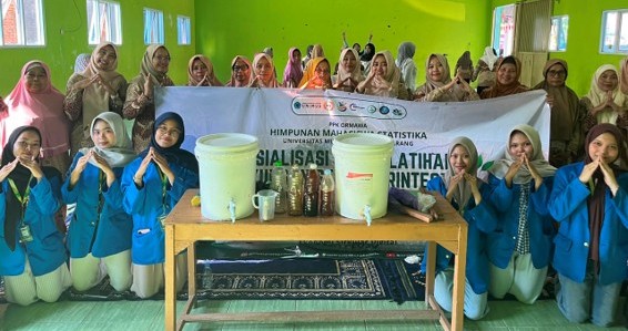 Ibu-ibu PKK Desa Ploso dan tim PPK Ormawa HIMASTA UNIMUS berfoto bersama wadah fermentasi dalam pelatihan cara membuat eco enzyme di Demak.
