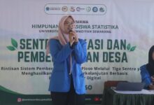 Anggota tim PPK Ormawa UNIMUS memberikan pemaparan materi edukasi isu lingkungan di hadapan siswa SMA Islam Nahdlatul Syubban Ploso.