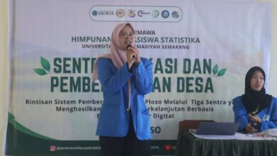 Anggota tim PPK Ormawa UNIMUS memberikan pemaparan materi edukasi isu lingkungan di hadapan siswa SMA Islam Nahdlatul Syubban Ploso.