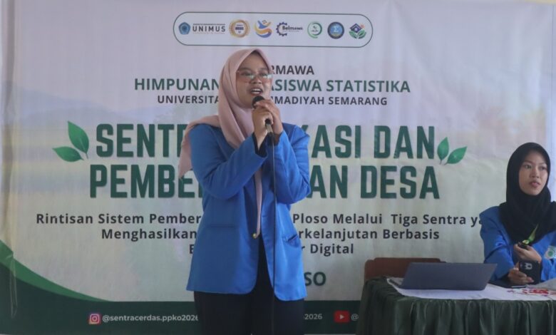 Anggota tim PPK Ormawa UNIMUS memberikan pemaparan materi edukasi isu lingkungan di hadapan siswa SMA Islam Nahdlatul Syubban Ploso.