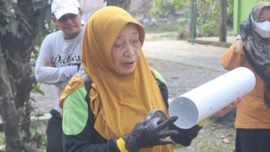 Dra Sri Widayatuti memegang pipa paralon lubang biopori untuk pengelolaan sampah rumah tangga di Desa Ploso Demak