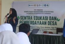 Mahasiswa PPK Ormawa UNIMUS memberikan materi dan tips public speaking kepada siswa di Demak