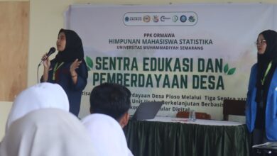Mahasiswa PPK Ormawa UNIMUS memberikan materi dan tips public speaking kepada siswa di Demak