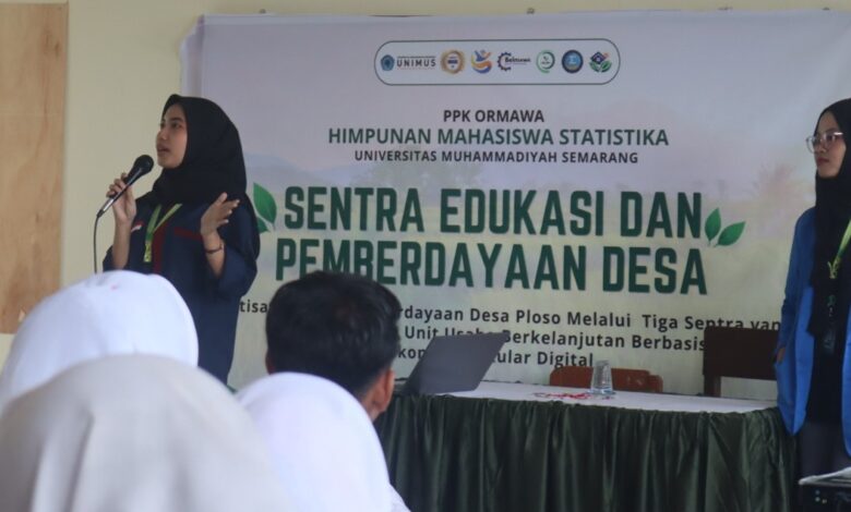 Mahasiswa PPK Ormawa UNIMUS memberikan materi dan tips public speaking kepada siswa di Demak