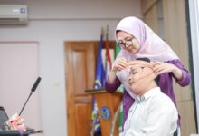 Dosen FKG UMS mempraktikkan teknik perban Barton bandage pada rahang peserta workshop kegawatdaruratan bedah mulut.