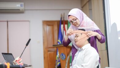 Dosen FKG UMS mempraktikkan teknik perban Barton bandage pada rahang peserta workshop kegawatdaruratan bedah mulut.