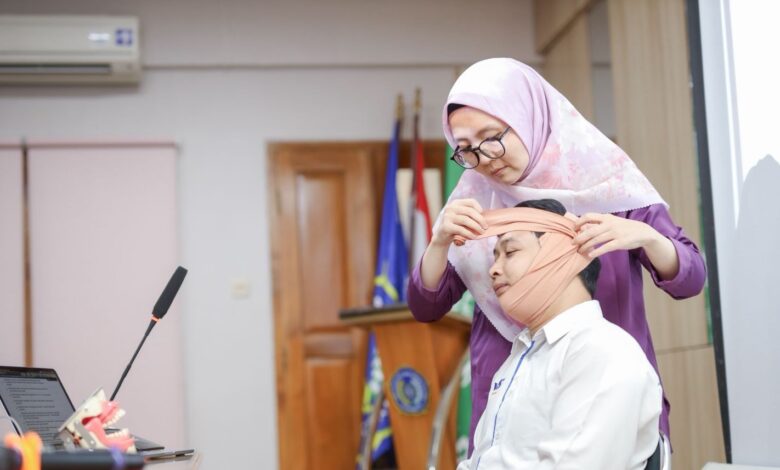 Dosen FKG UMS mempraktikkan teknik perban Barton bandage pada rahang peserta workshop kegawatdaruratan bedah mulut.