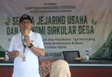 Bapak Sudarwanto, perwakilan dari Dinas Lingkungan Hidup Kabupaten Demak, memberikan pemaparan dalam acara sosialisasi pengelolaan sampah di Desa Ploso, Demak.