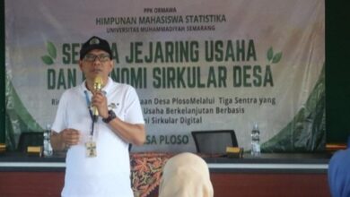 Bapak Sudarwanto, perwakilan dari Dinas Lingkungan Hidup Kabupaten Demak, memberikan pemaparan dalam acara sosialisasi pengelolaan sampah di Desa Ploso, Demak.