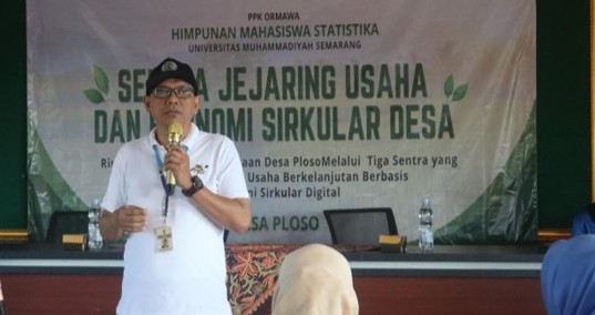 Bapak Sudarwanto, perwakilan dari Dinas Lingkungan Hidup Kabupaten Demak, memberikan pemaparan dalam acara sosialisasi pengelolaan sampah di Desa Ploso, Demak.