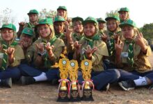Regu Putri Kepanduan Hizbul Wathan SD Muhammadiyah Palur pose bersama tiga piala kejuaraan Ceria Pandu Athfal di Polokarto, Sukoharjo.