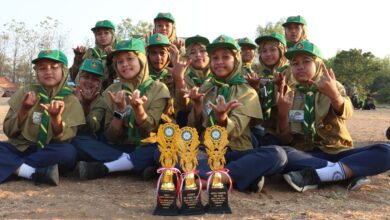 Regu Putri Kepanduan Hizbul Wathan SD Muhammadiyah Palur pose bersama tiga piala kejuaraan Ceria Pandu Athfal di Polokarto, Sukoharjo.
