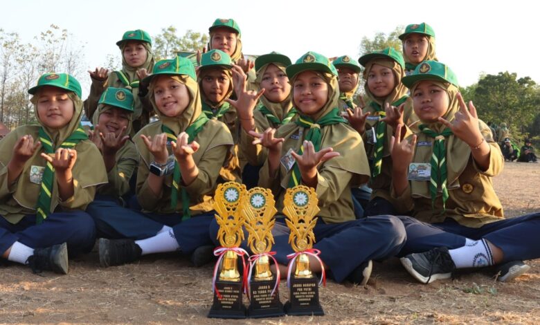 Regu Putri Kepanduan Hizbul Wathan SD Muhammadiyah Palur pose bersama tiga piala kejuaraan Ceria Pandu Athfal di Polokarto, Sukoharjo.