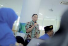 Prof. Supriyono selaku Wakil Rektor UMS berbicara memegang mikrofon saat memaparkan integrasi SDGs UMS dalam kegiatan Caturdarma PTMA.