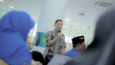 Prof. Supriyono selaku Wakil Rektor UMS berbicara memegang mikrofon saat memaparkan integrasi SDGs UMS dalam kegiatan Caturdarma PTMA.