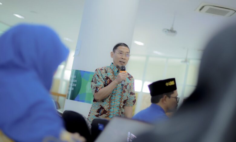 Prof. Supriyono selaku Wakil Rektor UMS berbicara memegang mikrofon saat memaparkan integrasi SDGs UMS dalam kegiatan Caturdarma PTMA.