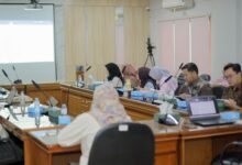 Suasana workshop persamaan persepsi dan penilaian yang dihadiri oleh dosen di FKG UMS.