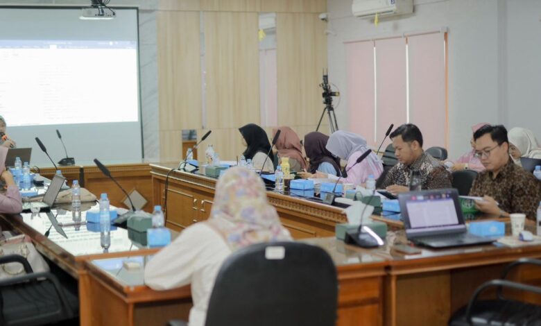 Suasana workshop persamaan persepsi dan penilaian yang dihadiri oleh dosen di FKG UMS.