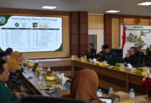 Rapat pimpinan PWM Jateng membahas evaluasi dan strategi penyehatan Perguruan Tinggi Muhammadiyah Jawa Tengah yang menampilkan data rekapitulasi mahasiswa di layar.