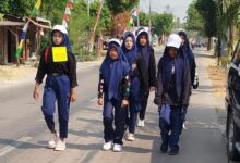 Regu siswi SMP Muhammadiyah 6 Sumber bernomor dada 69 dalam Lomba Gerak Jalan HUT RI ke 81 Kradenan.