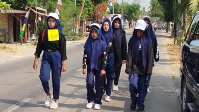Regu siswi SMP Muhammadiyah 6 Sumber bernomor dada 69 dalam Lomba Gerak Jalan HUT RI ke 81 Kradenan.