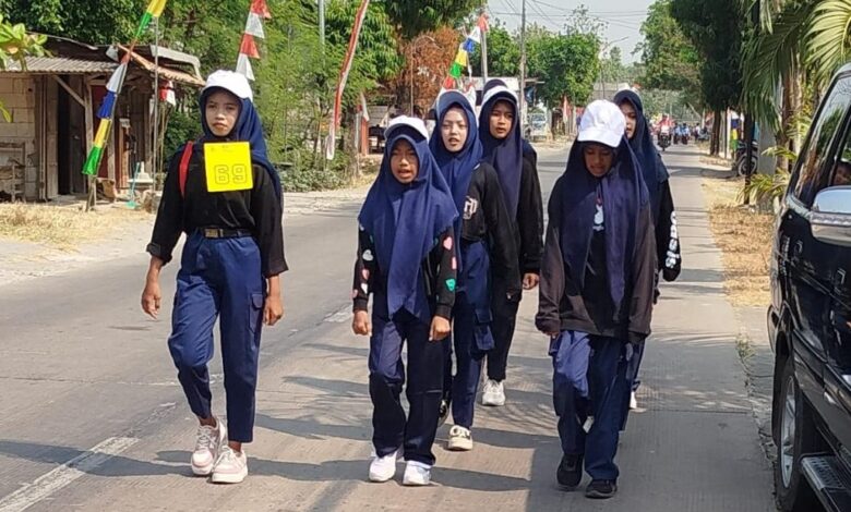 Regu siswi SMP Muhammadiyah 6 Sumber bernomor dada 69 dalam Lomba Gerak Jalan HUT RI ke 81 Kradenan.