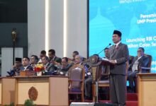 Rektor Universitas Muhammadiyah Purwokerto, Prof. Dr. Jebul Suroso, menyampaikan pidato pencapaian kampus kelas dunia di atas podium dalam acara resmi universitas.