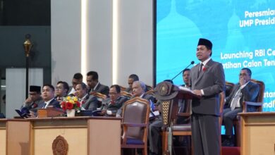 Rektor Universitas Muhammadiyah Purwokerto, Prof. Dr. Jebul Suroso, menyampaikan pidato pencapaian kampus kelas dunia di atas podium dalam acara resmi universitas.