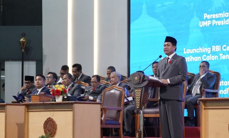Rektor Universitas Muhammadiyah Purwokerto, Prof. Dr. Jebul Suroso, menyampaikan pidato pencapaian kampus kelas dunia di atas podium dalam acara resmi universitas.
