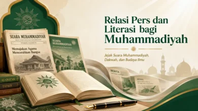 Ilustrasi pers dan literasi Muhammadiyah dengan Suara Muhammadiyah, buku, pena, dan simbol budaya ilmu.