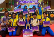 Siswa SMP Mutual Kota Magelang memamerkan piala, sertifikat, dan piala bergilir Kemendikdasmen usai menjadi juara umum MONACO.