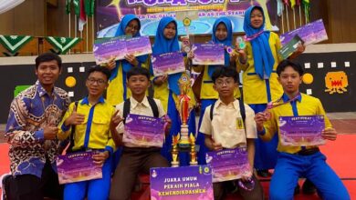 Siswa SMP Mutual Kota Magelang memamerkan piala, sertifikat, dan piala bergilir Kemendikdasmen usai menjadi juara umum MONACO.