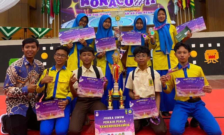 Siswa SMP Mutual Kota Magelang memamerkan piala, sertifikat, dan piala bergilir Kemendikdasmen usai menjadi juara umum MONACO.