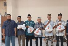 Penyerahan bantuan paket sembako dalam kegiatan Safari Ranting Lazismu Kota Magelang di PRM Rejowinangun Selatan.