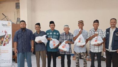 Penyerahan bantuan paket sembako dalam kegiatan Safari Ranting Lazismu Kota Magelang di PRM Rejowinangun Selatan.