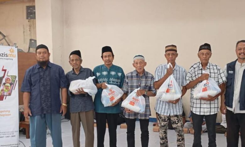 Penyerahan bantuan paket sembako dalam kegiatan Safari Ranting Lazismu Kota Magelang di PRM Rejowinangun Selatan.