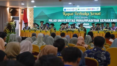 Suasana Sidang Senat Terbuka di aula UNIMUS, Semarang, untuk merayakan Milad ke-27. Terlihat panggung dengan anggota senat dalam jubah akademik lengkap duduk di belakang meja, dan spanduk hijau besar bertuliskan "Rapat Terbuka Senat Dalam Rangka MILAD UNIVERSITAS MUHAMMADIYAH SEMARANG Ke-27 Tahun". Audiens terlihat duduk di depan.