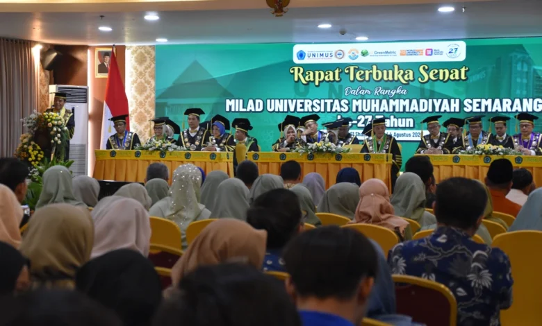 Suasana Sidang Senat Terbuka di aula UNIMUS, Semarang, untuk merayakan Milad ke-27. Terlihat panggung dengan anggota senat dalam jubah akademik lengkap duduk di belakang meja, dan spanduk hijau besar bertuliskan "Rapat Terbuka Senat Dalam Rangka MILAD UNIVERSITAS MUHAMMADIYAH SEMARANG Ke-27 Tahun". Audiens terlihat duduk di depan.