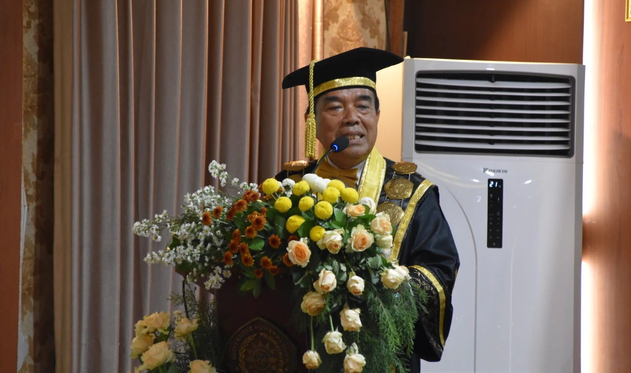 Rektor UNIMUS Prof. Dr. H. Masrukhi, M.Pd. mengenakan toga akademik lengkap saat memberikan pidato sambutan di podium pada acara Rapat Terbuka Senat Milad ke-27 Universitas Muhammadiyah Semarang.