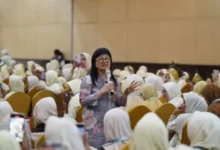 Wamendiktisaintek Stella Christie memaparkan materi tentang potensi ilmuwan perempuan di hadapan ratusan peserta Muktamar Nasyiatul Aisyiyah ke-15.