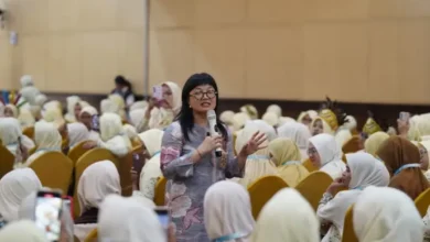 Wamendiktisaintek Stella Christie memaparkan materi tentang potensi ilmuwan perempuan di hadapan ratusan peserta Muktamar Nasyiatul Aisyiyah ke-15.