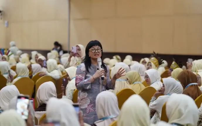 Wamendiktisaintek Stella Christie memaparkan materi tentang potensi ilmuwan perempuan di hadapan ratusan peserta Muktamar Nasyiatul Aisyiyah ke-15.