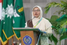 Ketua Umum PPNA Monica Subastia berpidato di podium Universitas Muhammadiyah Surakarta dalam Muktamar Nasyiatul Aisyiyah ke-15.
