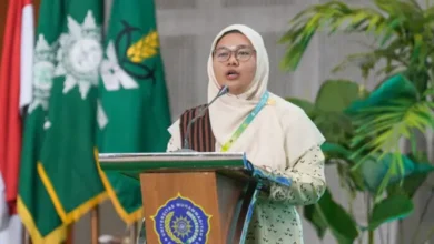 Ketua Umum PPNA Monica Subastia berpidato di podium Universitas Muhammadiyah Surakarta dalam Muktamar Nasyiatul Aisyiyah ke-15.