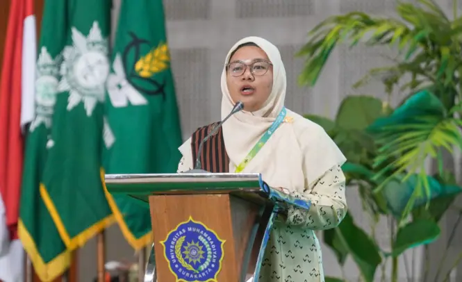 Ketua Umum PPNA Monica Subastia berpidato di podium Universitas Muhammadiyah Surakarta dalam Muktamar Nasyiatul Aisyiyah ke-15.