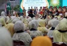 Ribuan peserta perempuan berseragam mengabadikan momen kemeriahan penutupan Muktamar Nasyiatul Aisyiyah ke-15 di Surakarta menggunakan ponsel pintar mereka.